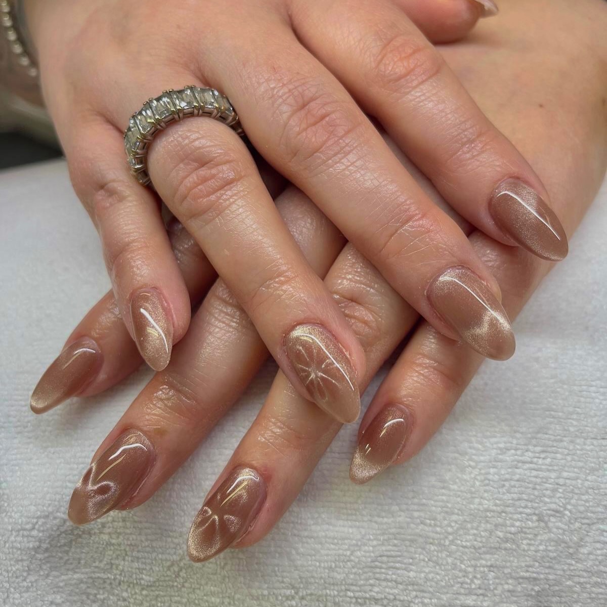 Nude Nägel mit schimmerndem Chrom-Effekt