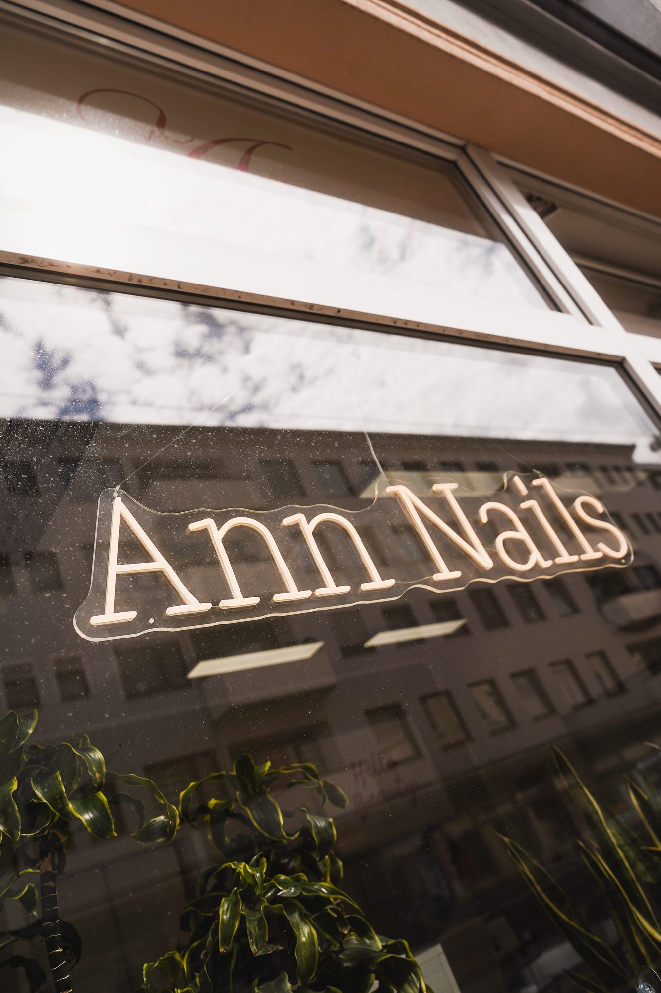 Der Ann-Nails-Schriftzug als Leuchtreklame