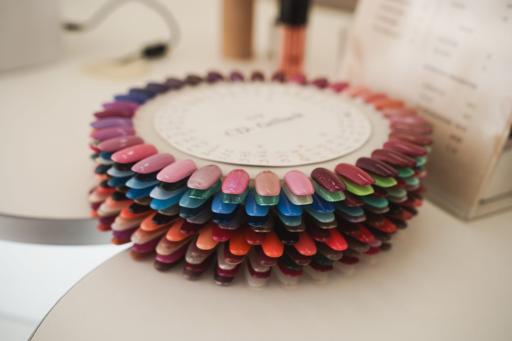 Nagellack-Farbfächer mit vielen Farbtönen im Studio